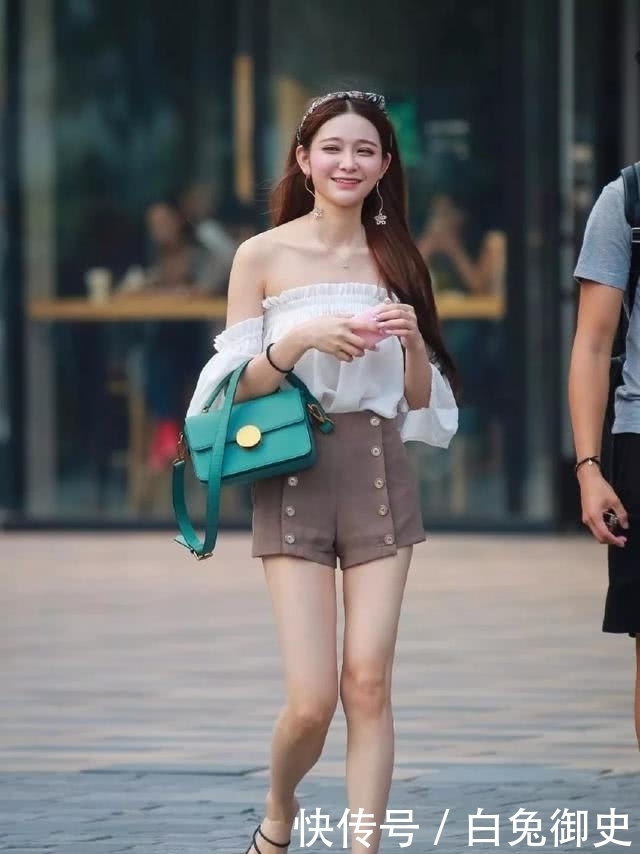 街拍:小姐姐,长相漂亮时尚,丰腴有致,给人一种温婉的感觉!