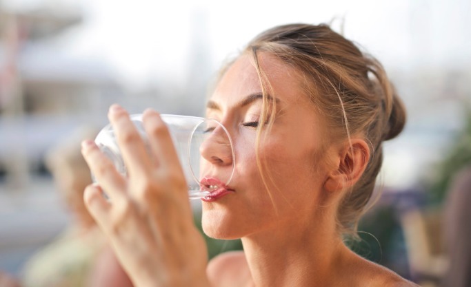 纸巾|女性进行夫妻生活时,有三件事要克制住,不然影响身体