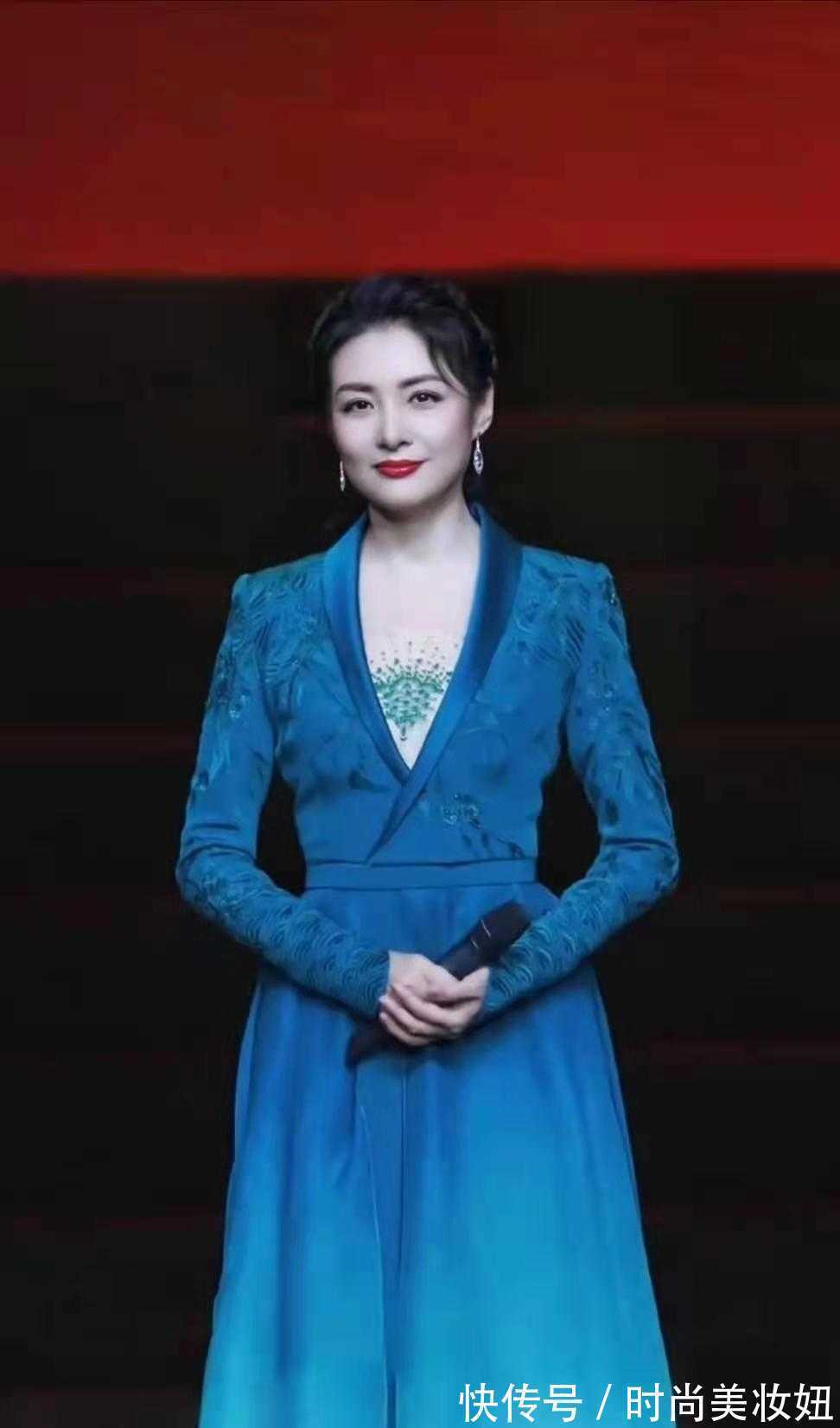 连衣裙|53岁周涛凭“气质”美出圈,穿蓝色连衣裙高级优雅,美翻了