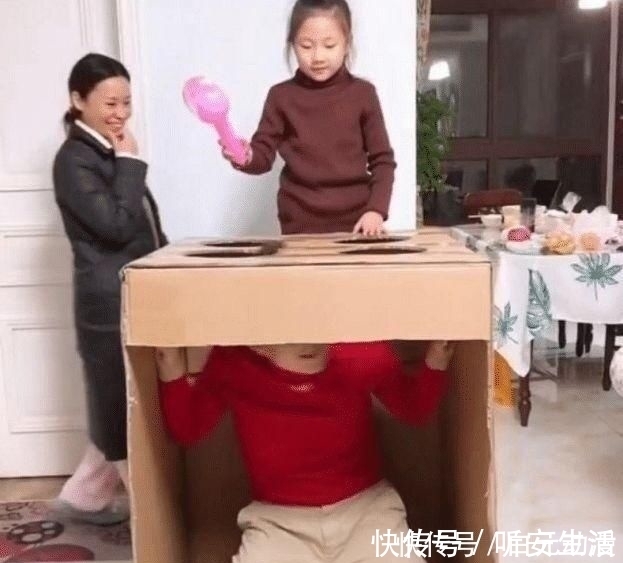 运动能力|“地鼠奶爸”陪女儿玩游戏走红,最后妈妈那一下,女儿吓到闭眼