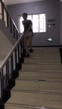 |搞笑GIF:太软了 妹子这腿是假的吧