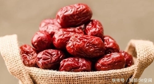 皮肤|红枣和它煮粥吃,每天一碗,血糖降了皱纹少了,皮肤细腻又光滑!
