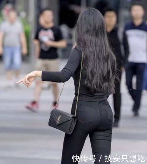 穿紧身牛仔裤的小姐姐，看起来气质优雅，简约却不单调