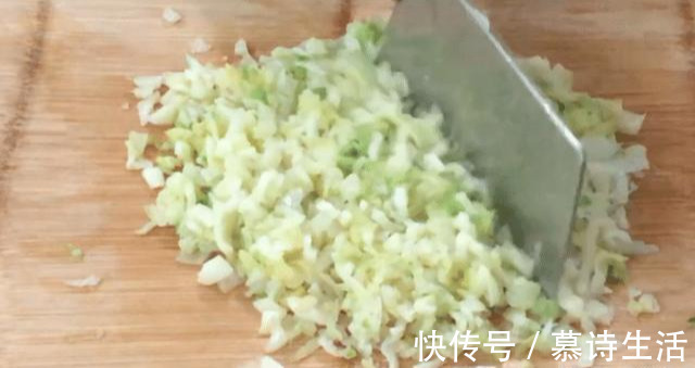 天冷了,大白菜这样吃最过瘾,不炖豆腐,鲜香营养3大碗不够吃!