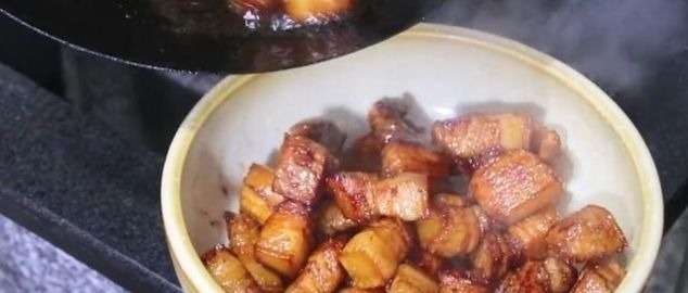 把五花肉扔进电饭锅，不加一滴水，出锅后一大锅都不够吃，太香了