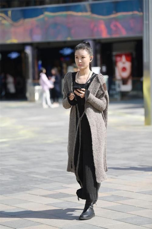 小姐姐穿黑色长款连衣裙,搭配浅灰色羊绒大衣,显得人很清秀!
