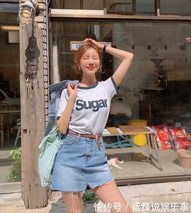 碎花裙 T恤下面最好不要穿裤子,今年流行这样穿,时髦显高很适合小个子