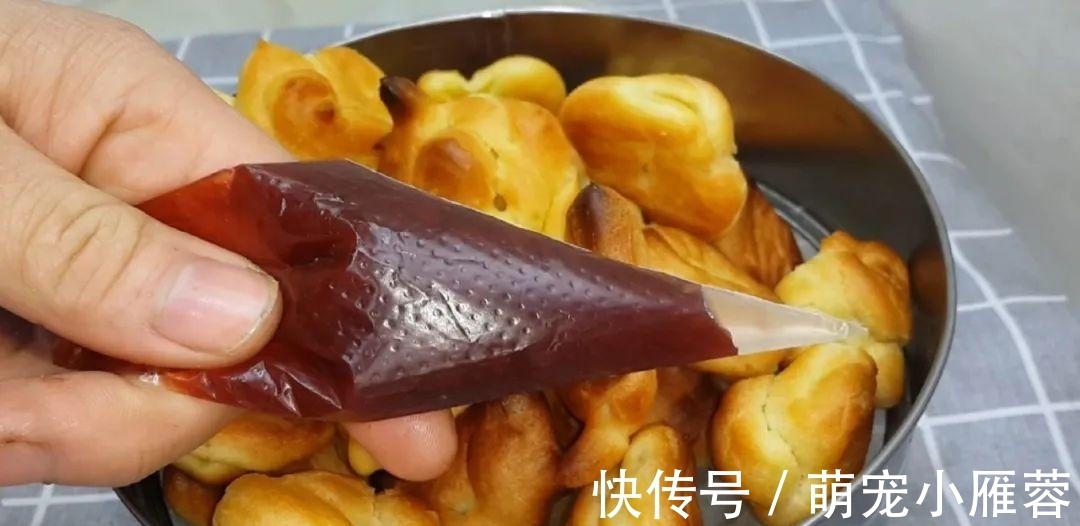 面粉不要烤面包了,教你简单一做,个个空心鼓泡,比吃蛋糕还过瘾