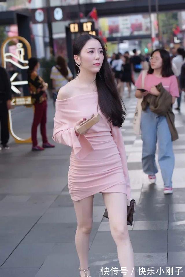 吊带 连衣裙的穿搭各具特色,更优雅和自信,时尚圈中穿搭模板