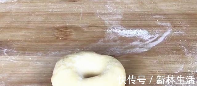 香甜|面粉里加2个鸡蛋,不用烤箱做小饼,香甜暄软,比面包简单好吃!