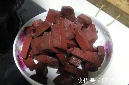 大便|吃完豬血后，大便變成了黑色，說明身體在“排毒”嗎