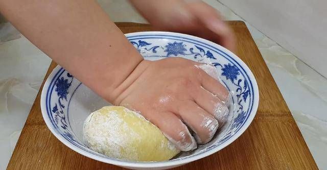 保鲜膜|面包很好吃,有4个鸡蛋,又软又甜,不用烤箱你就能成功