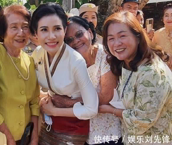 诗妮娜贵妃#诗妮娜仪容仪态减分,行屈膝礼时似“鹌鹑”,不如王后端庄大气