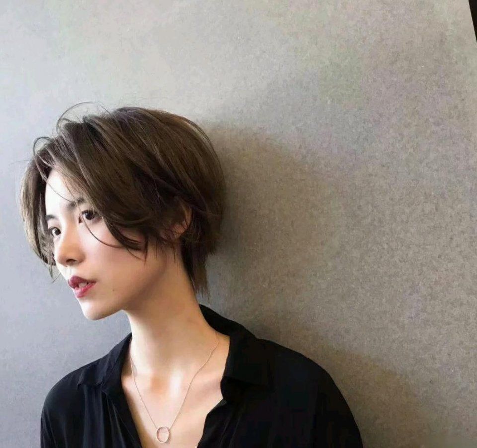 女孩子 波波头早就时时髦了，当今盛行“档次发型”，清新风凉还显脸小
