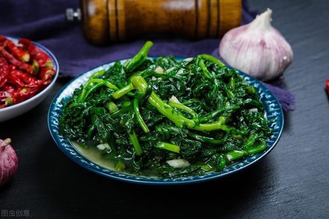 辣椒|夏天，遇到“皇帝菜”别手软，加辣椒简单一炒，清脆又新鲜