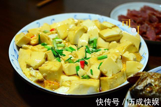 周末晚餐有六个菜,虽然两个是中午剩菜,大家都还抢着吃