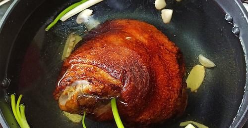 年夜饭“虎皮肘子”怎么做好吃？记住这2个诀窍，口感软烂味香