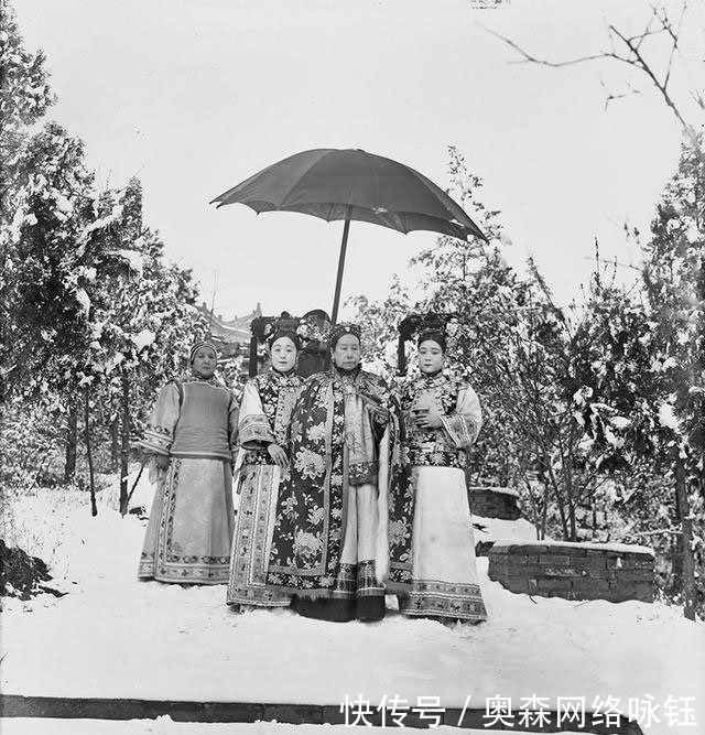 慈禧太后|老照片：慈禧太后御花园中赏雪，气场强大，网友：太后很会拍照