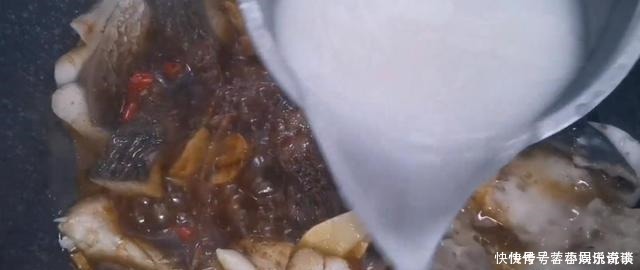 我家草鱼从不红烧，教你懒人做法，不加一滴水，上桌被全吃光！