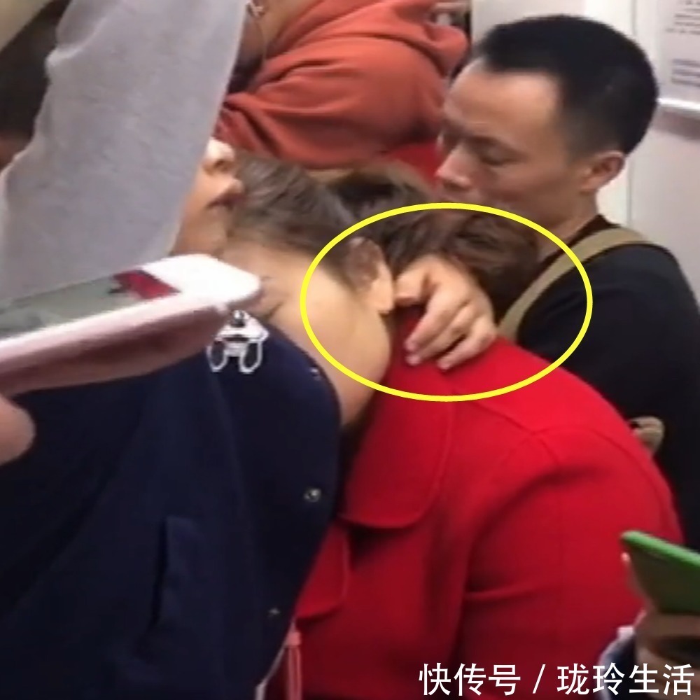 地铁|地铁上妈妈依靠儿子睡觉,画面感人,网友:小男子汉也能保护妈妈