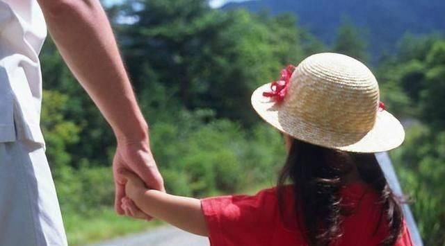 绳子|宝宝被妈妈用绳子牵着,遇到邻居牵着小狗,随后宝宝的举动太萌了