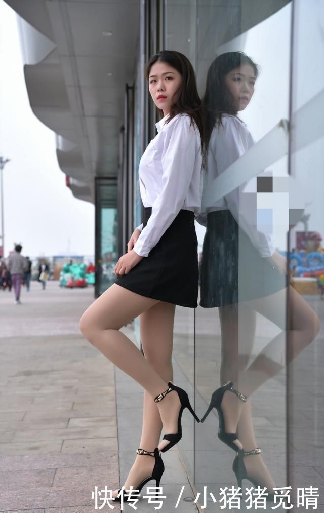 街拍丝袜美腿美女黑白配,唇红齿白的样子让人看了很舒服