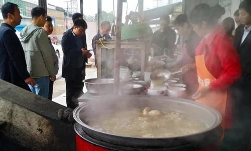 宝鸡藏在小镇上的羊肉泡，店里一口大锅现炖羊肉，周末店里挤满人