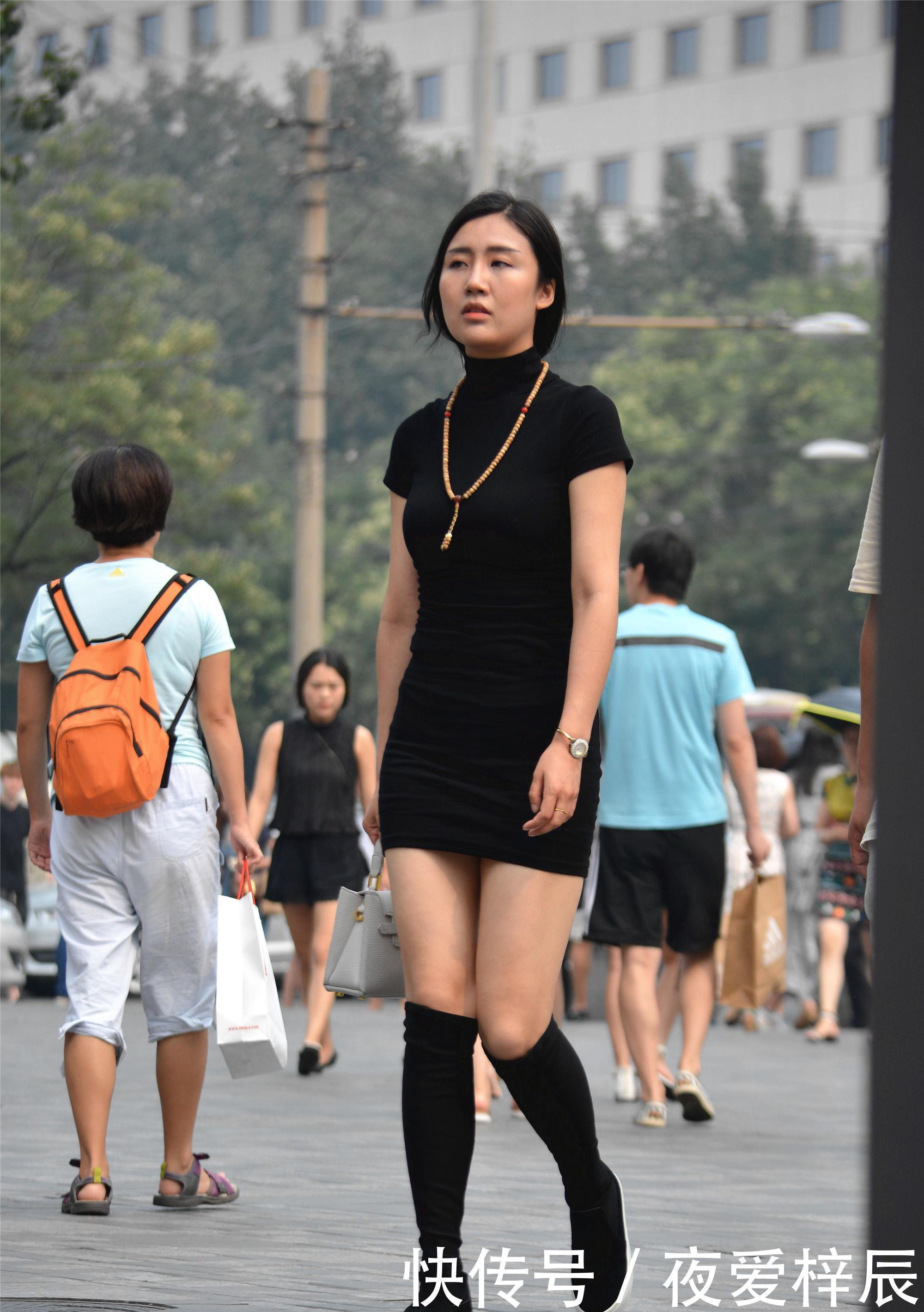 街拍小姐姐裸色的打底裤搭配一双橙色皮鞋,橙色短袜,非常漂亮