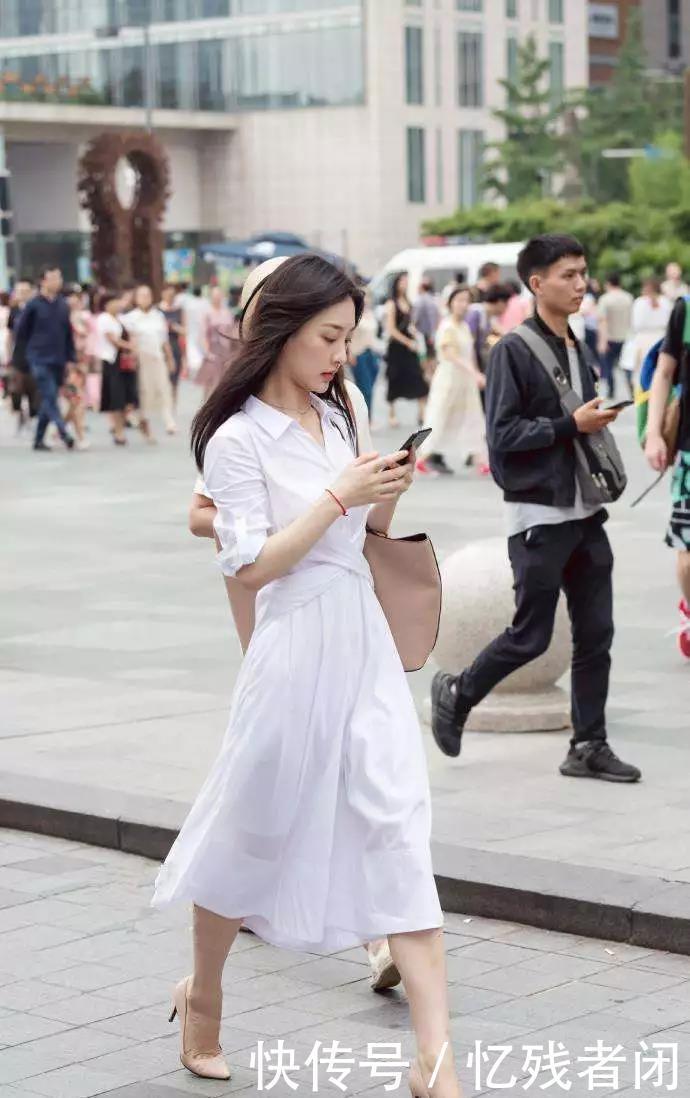 街拍时尚:高跟鞋时尚穿搭,展现出女性柔美的风姿