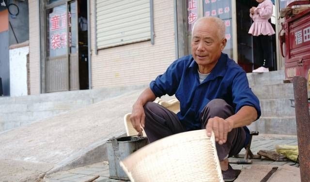 大集上老人卖多年不见的稀罕物，以前你家也有，75元一个值吗？