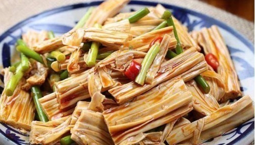 泡腐竹|泡腐竹,不要直接用清水泡大厨教你1招,1分钟泡发,筋道不易烂