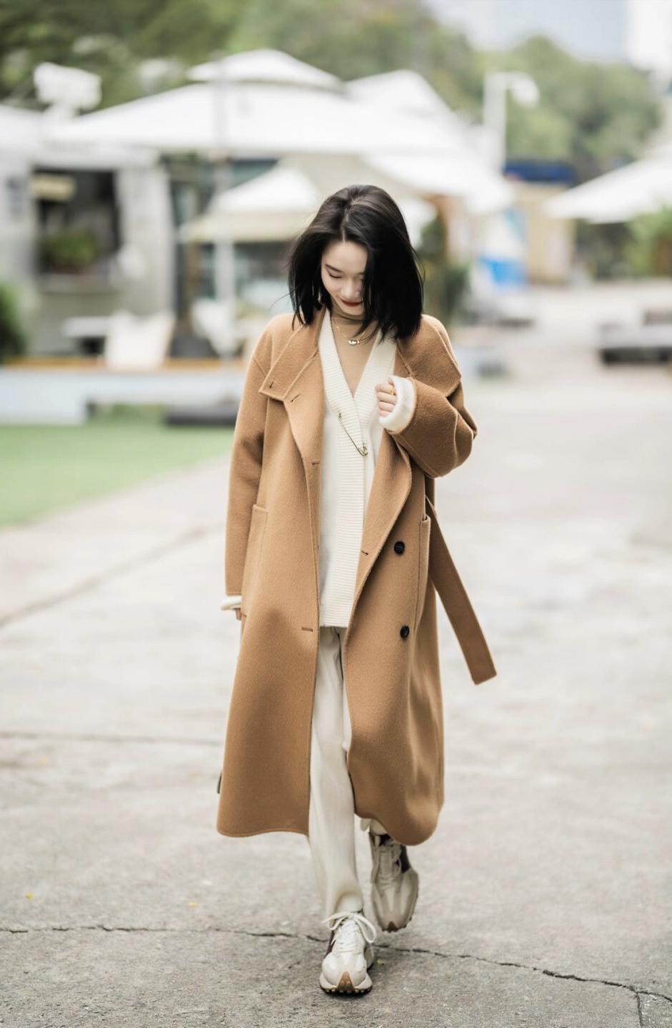 大衣 穿衣还是要懂配色,今年冬天多穿这几个流行色,温柔显白又高级