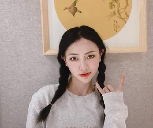 女人别再披头散发了，太显老！今年流行这5种发型，减龄显脸小