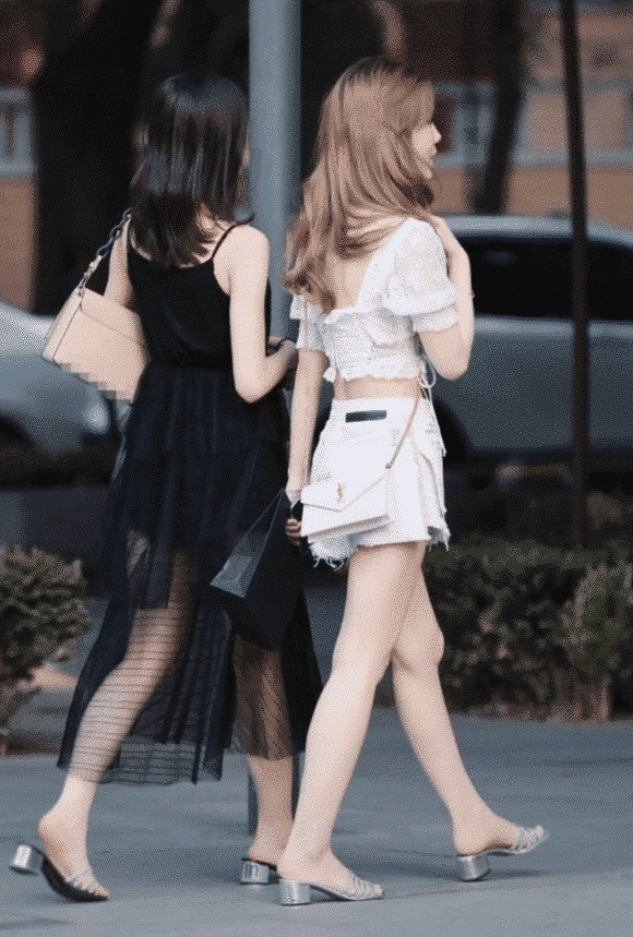 鞋子|街拍闺蜜的穿搭不一样,但是鞋子却非常抢镜哦