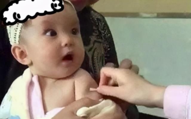 医生|8个月大宝宝接种疫苗,表情太丰富医生不忍心,网友:奥斯卡影帝