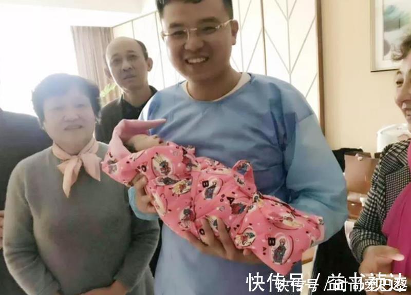 踩生|“踩生”是迷信吗?第一个抱新生儿的人很重要,最好别是这四种人