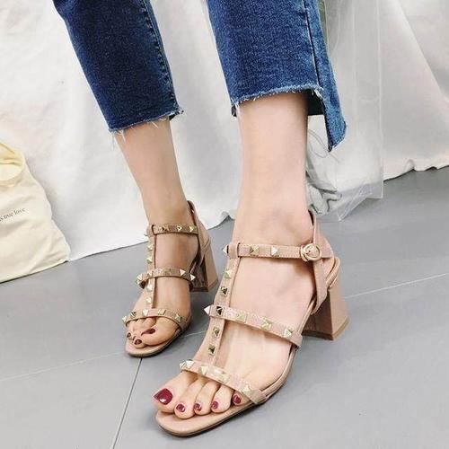 尖头 今年最流行穿这样的高跟鞋,比穿休闲鞋时髦