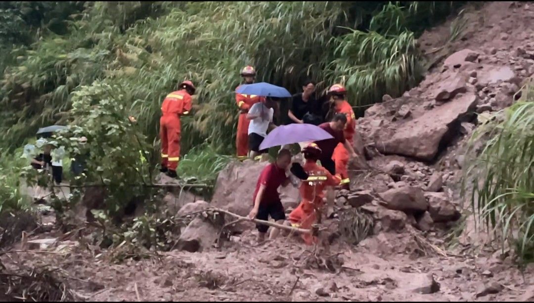 强降雨|暴雨红色预警！台州一地突发山体滑坡致14人被困，多方协力紧急救援！