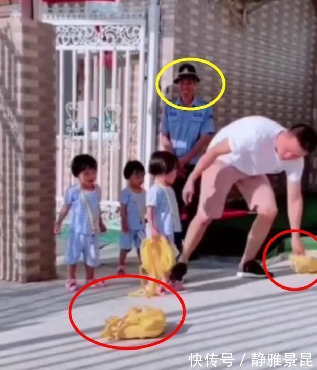 书包|爸爸接女儿放学迟到了,三胞胎气得当场扔书包,门卫大爷笑翻了