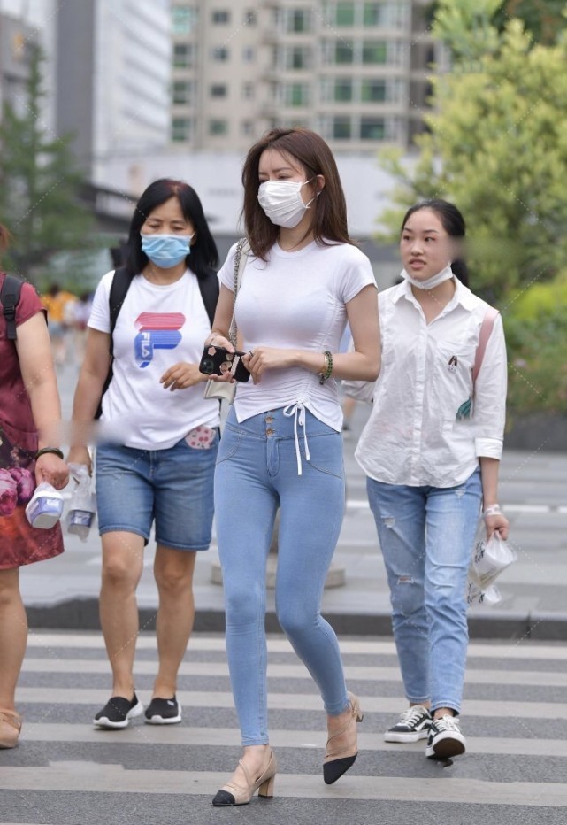 牛仔裤 紧身上衣搭牛仔裤,优雅曲线的展现让靓妹更有气质,满满的时尚感