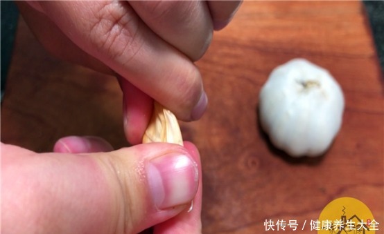 关大蒜|剥大蒜时,只要碰一碰这个部位,蒜皮马上完全脱落,太实用了!