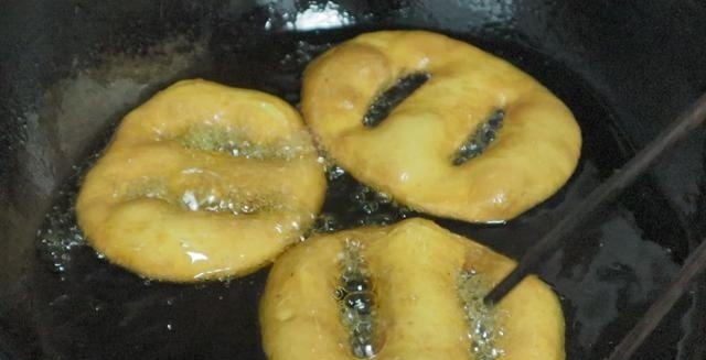 奶奶用了30年的炸油饼秘诀,金黄酥脆,个个空心,比买的好吃