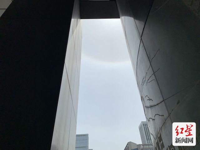快看！成都上空出现日晕美景