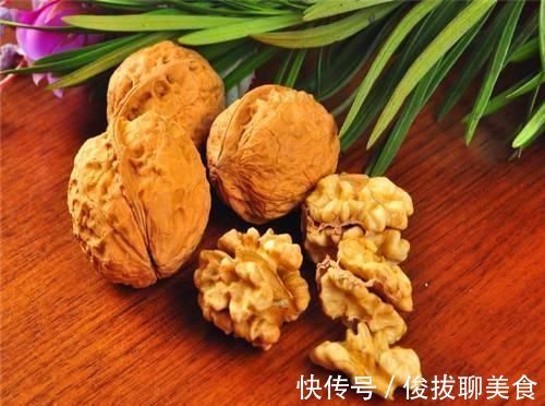 红枣|吃核桃食时加一宝,补心健脑,改善睡眠,脸色更红润