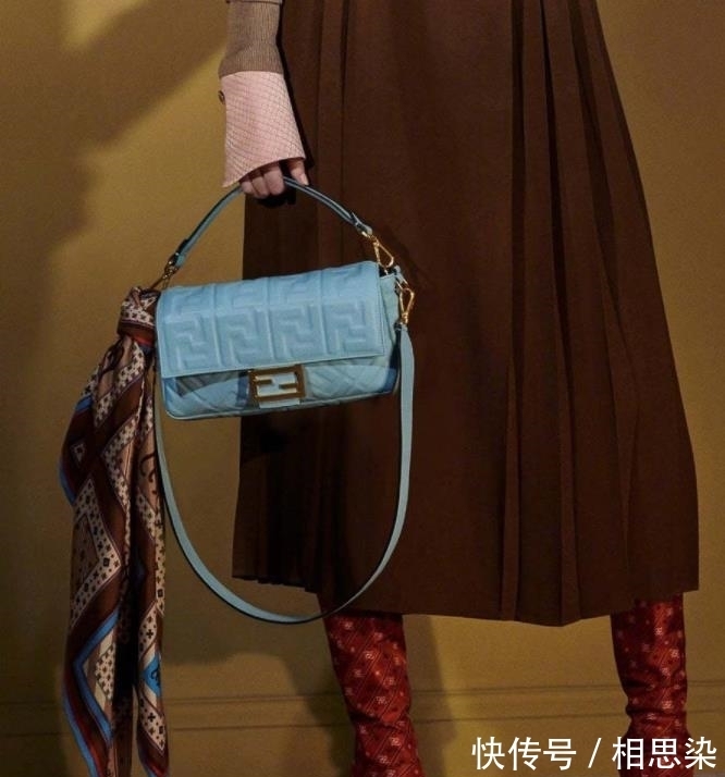 法棍包 凭画风清奇登上热搜，这些“洞洞鞋耳环”跟法棍包包，你敢买吗？