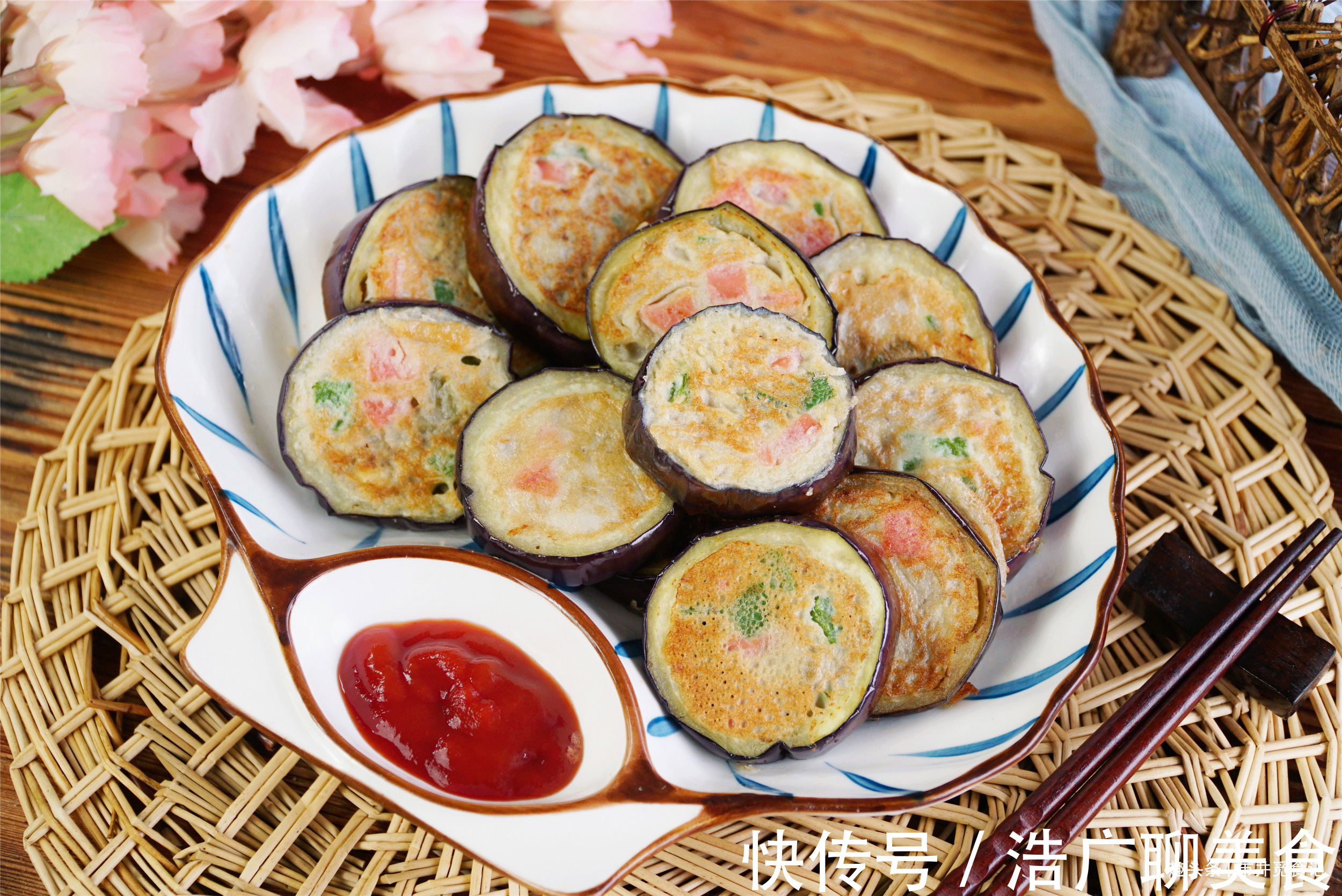 夏天|夏天,我家爱吃的“茄子饼”,简单省事,早餐能吃五六块,真香呀
