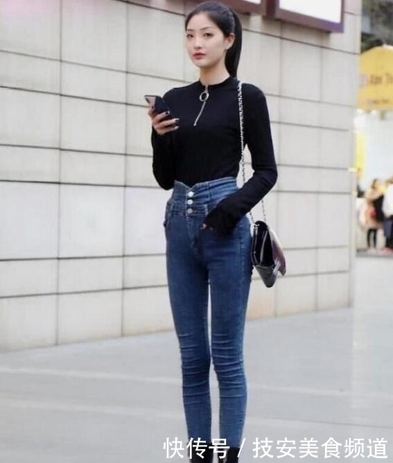 紧身|时尚街拍,鲜艳的紧身露脐T恤衫,搭配牛仔裤,演绎性感美