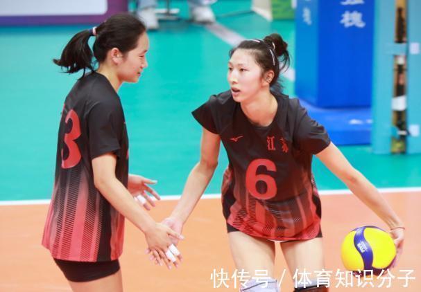 江苏女排|矮子里拔将军!新朱婷与李盈莹当年差距大,女排主攻面临人才断档
