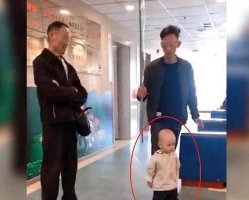 孩子|“小领导”医院视察火了,气势汹汹带着路:生病也影响不了我遛爸