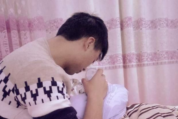 弟弟|双胞胎弟弟吃母乳,哥哥吃奶粉,5个月后差距明显,网友大呼心疼